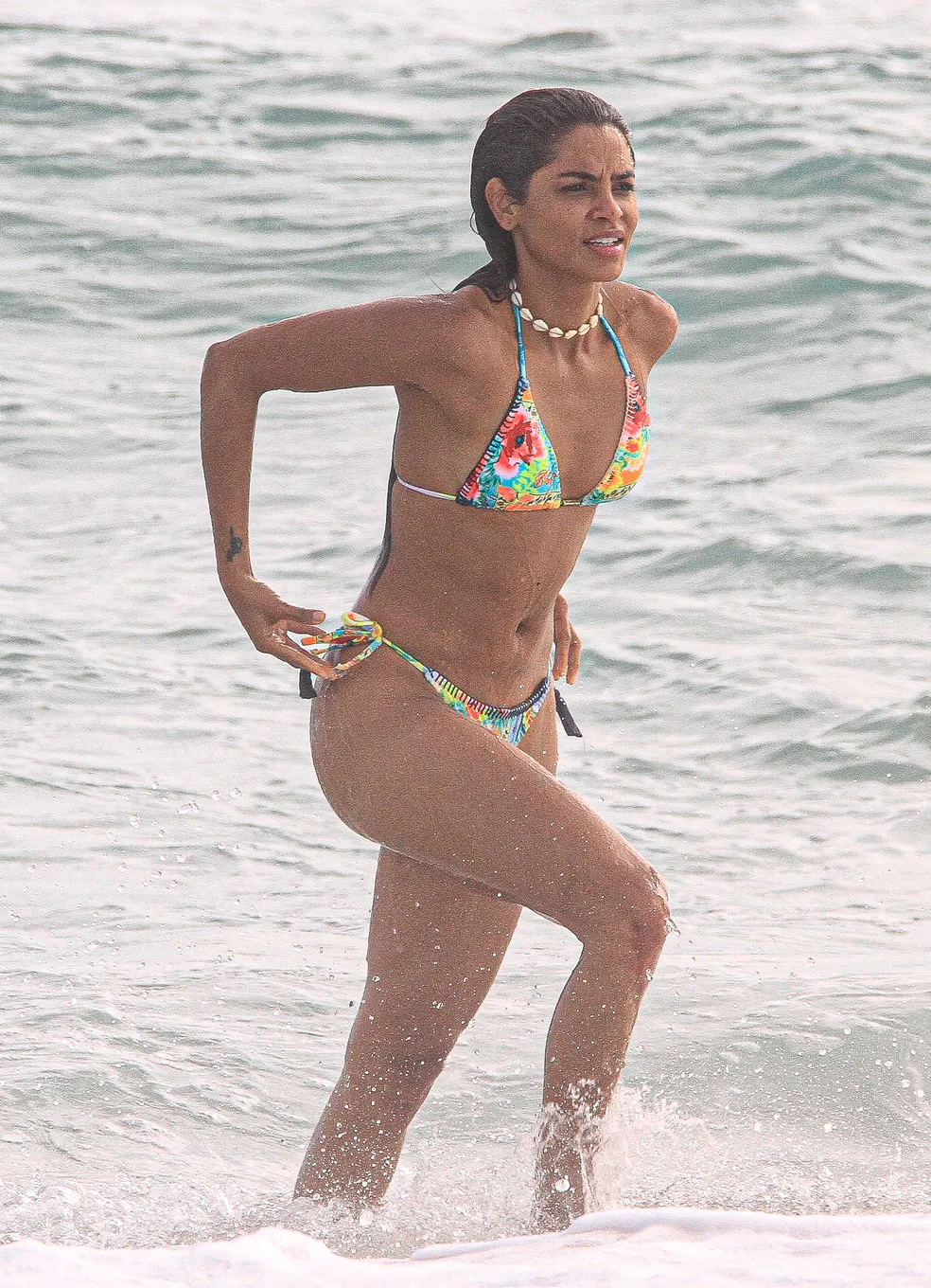 Lucy Alves saindo do mar