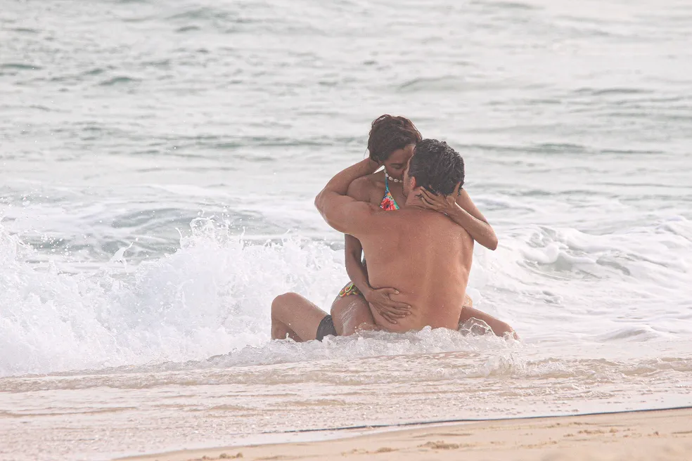 Lucy Alves e Romulo Estrela gravando 'Travessia' na praia