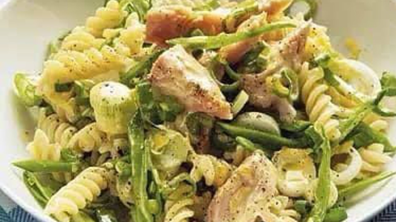 Salada de macarrão com atum