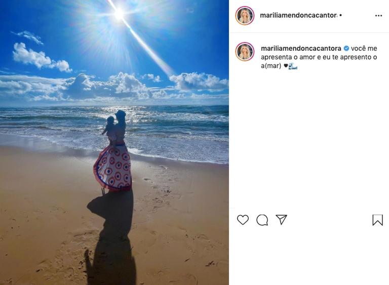 marília na praia com leo