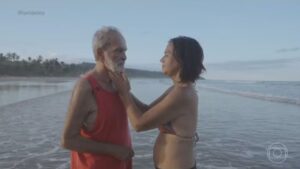 Maurício Kubrusly e a esposa na praia