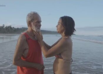 Maurício Kubrusly e a esposa na praia