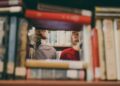 Quer melhorar sua vida amorosa em 2025? Confira 12 livros que podem te ajudar! (Imagem: Unsplash/ Josh Felise)