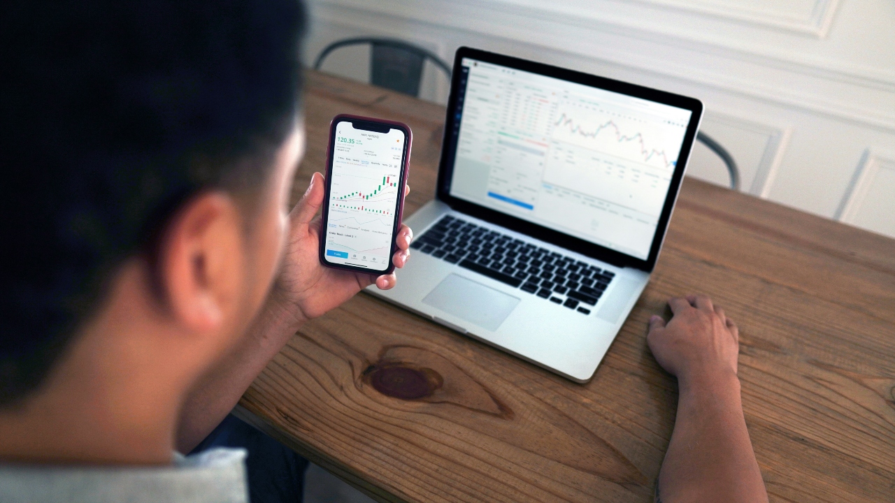 Quem não sabe o que fazer com a restituição do Imposto de Renda pode investir