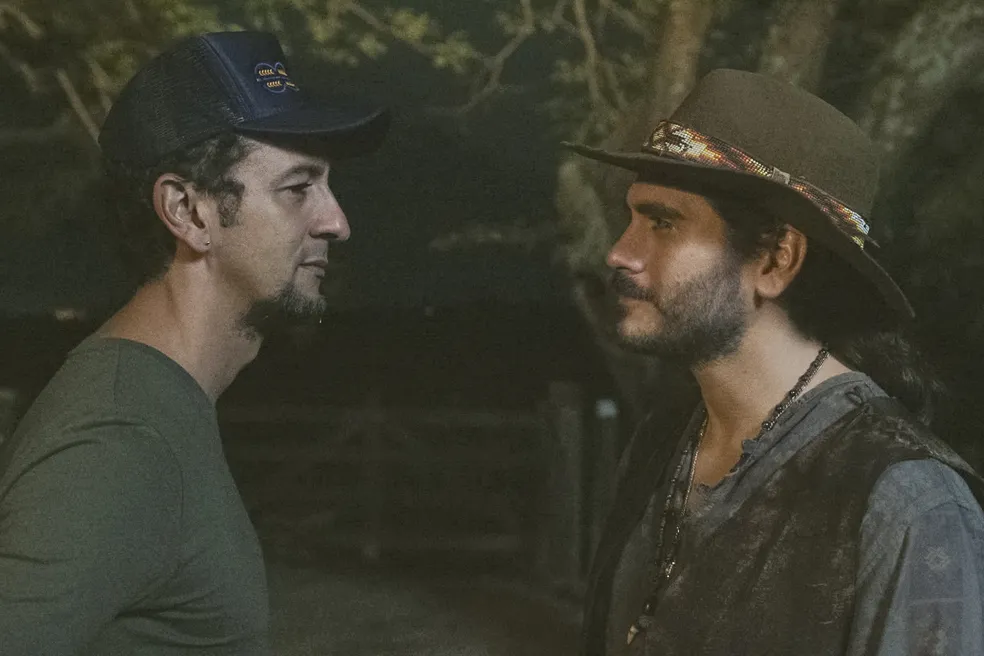 Zé Lucas e Trindade conversando