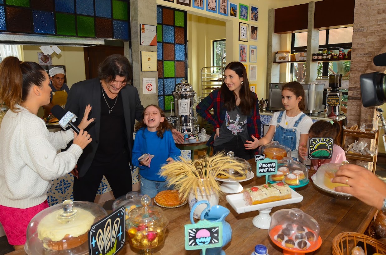 Paulo Ricardo visita os estúdios do SBT com família