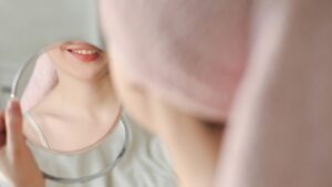 Dicas simples te ajudar a ter uma pele saudável em poucos minutos por dia; confira! (Imagem: Unsplash/Galina Kondratenko)