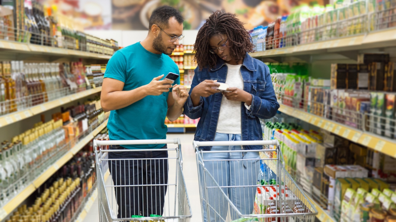 Verifique o prazo de validade dos produtos para economizar no supermercado