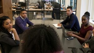 Dicas simples te ajudam a conseguir sua promoção no trabalho: saiba como! (Imagem: Unsplash/The Jopwell Collection)