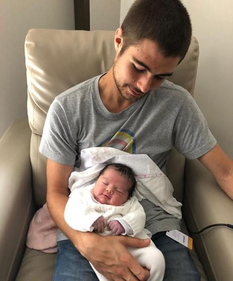 Rafael Vitti mostra o rosto da filha pela primeira vez