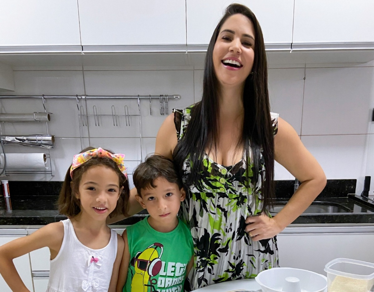 Layse Cohen ao lado dos filhos gêmeos