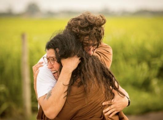 Regina Casé se emociona ao dar detalhes sobre bastidores