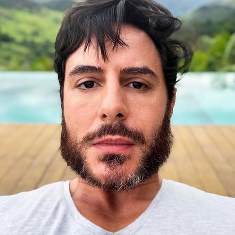 Ricardo Tozzi surgiu com a barba grande