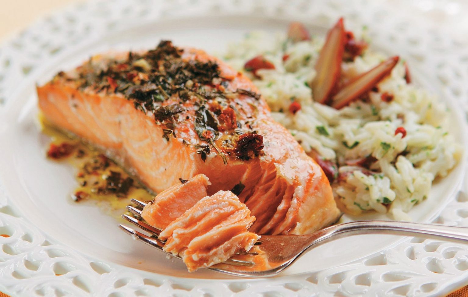 Salmão marinado com ervas para seu almoço de domingo - Acervo AnaMaria