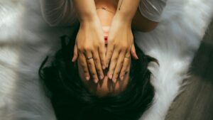 Saúde mental no trabalho: saiba os impactos! (Imagem: Unsplash/Anthony Tran)