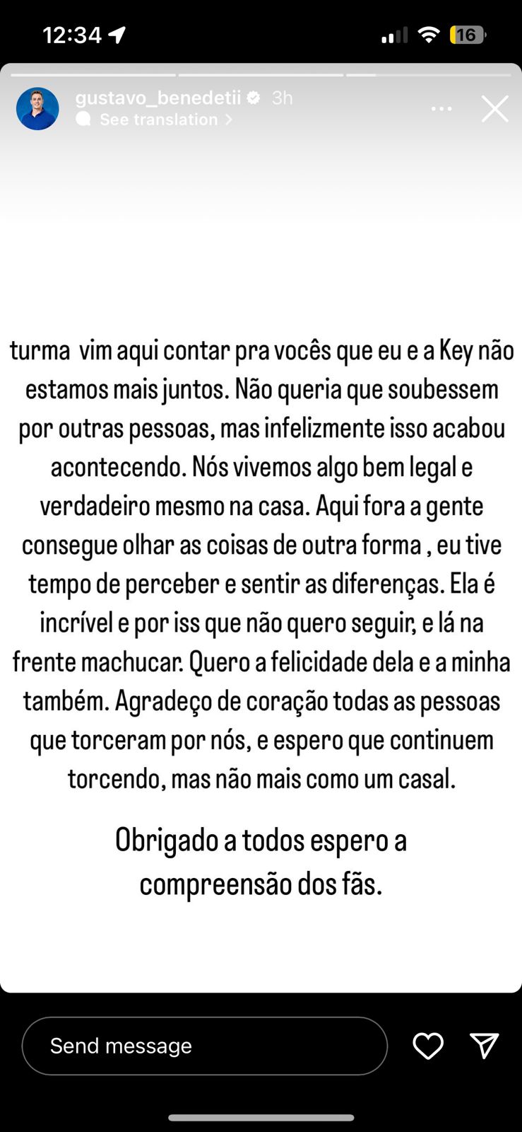 Story de Gustavo Benedeti com um fundo branco e uma mensagem escrita em letras pretas na frente