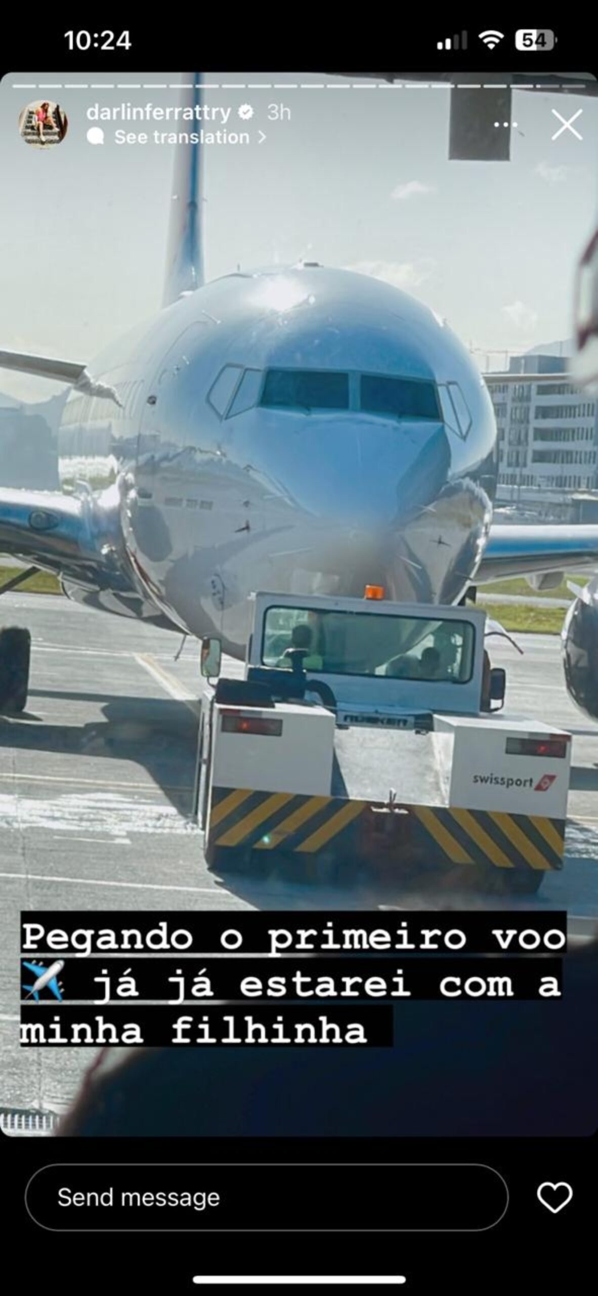 Story da mãe de Lexa pegando um avião para ver a filha