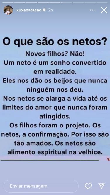 Mensagem sobre os netos escrita em letras pretas sobre um fundo azul claro