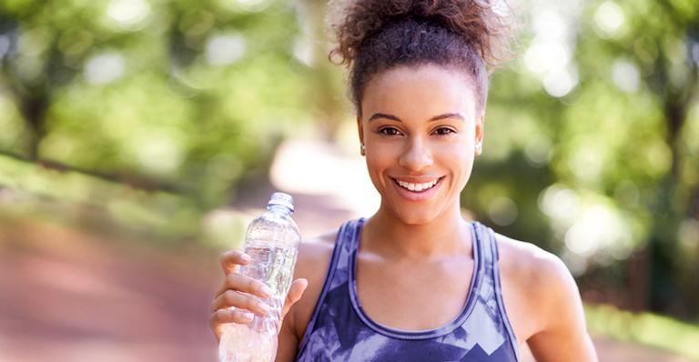 A famosa recomendação de beber 2 litros de água por dia gera dúvidas e curiosidade sobre seus reais efeitos