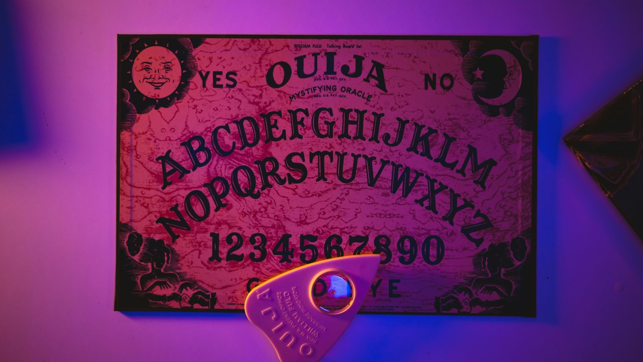 O que é o tabuleiro Ouija, objeto místico de Silvio Santos?