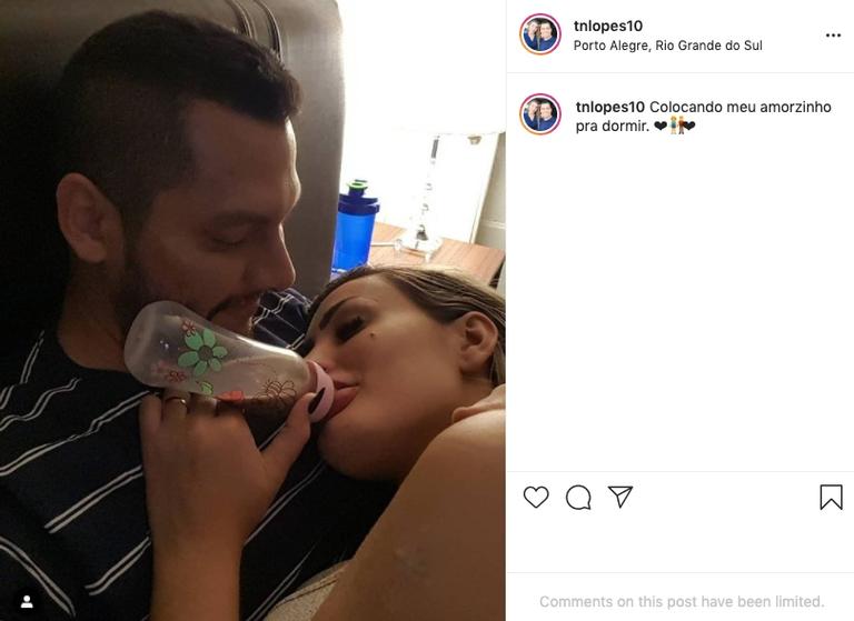 Andressa Urach surpreende ao aparecer tomando mamadeira no colo do marido