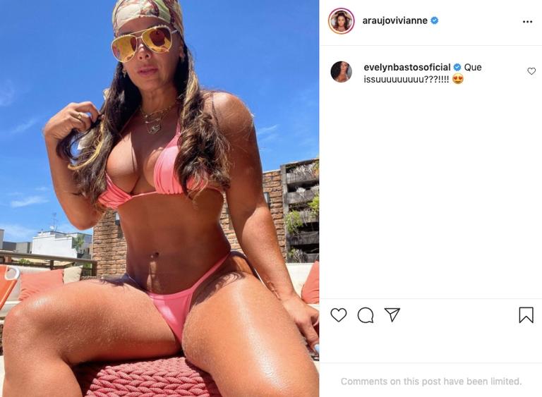 Viviane Araujo arrasa ao posar de biquíni rosa
