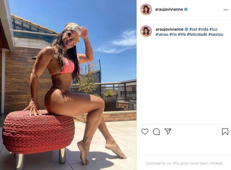 Viviane Araujo arrasa ao posar de biquíni rosa
