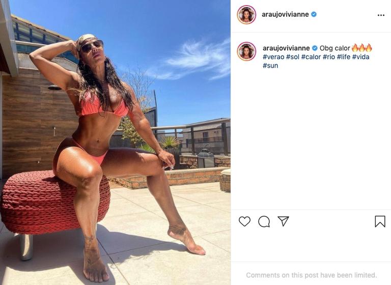 Viviane Araujo arrasa ao posar de biquíni rosa
