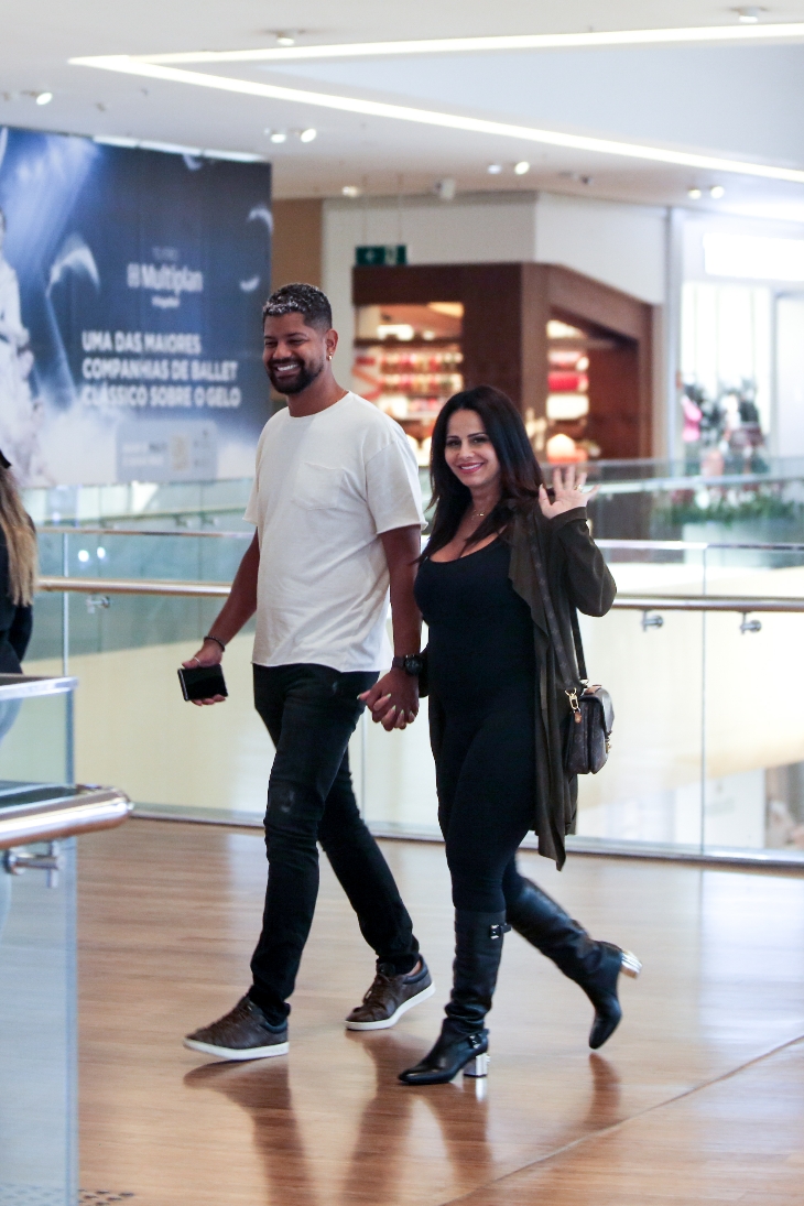  Viviane Araújo estampa barrigão de 6 meses enquanto passeia no shopping