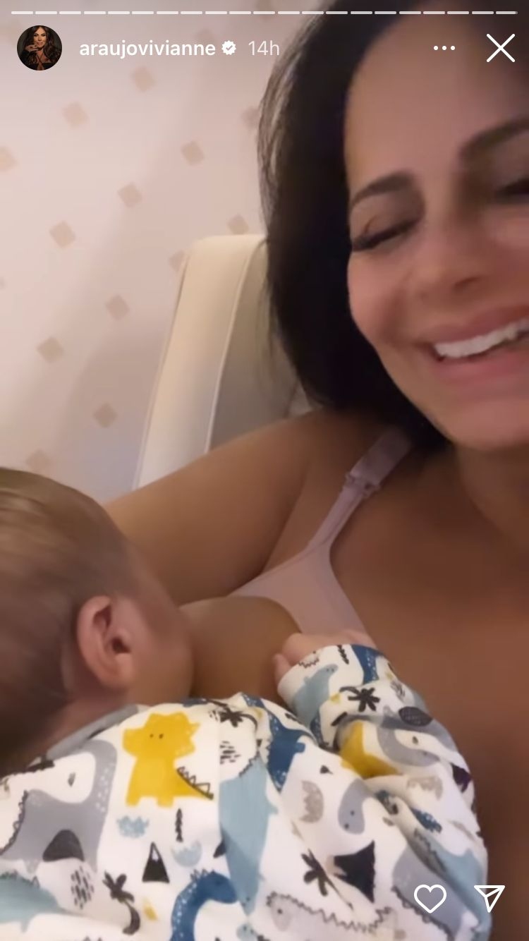 Story do Instagram de Viviane Araujo sorrindo enquanto amamenta o filho Joaquim sentada em uma poltrona