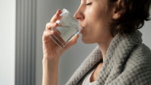 Calor intenso e bebidas geladas: veja os riscos para sua garganta