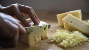 Dia Mundial do Queijo: quais os benefícios do queijo e como consumi-lo de maneira saudável?
