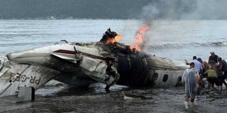 Instinto materno? Mãe retirou os filhos dos destroços do avião que caiu em Ubatuba: 'Uma leoa'