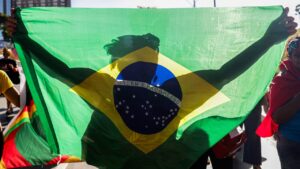 Novo salário mínimo, alistamento militar feminino e regras para bets: veja o que muda em 2025