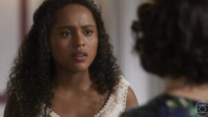 Beatriz revela que é filha de Clarice