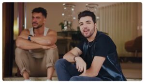 Wagner Barreto canta em clipe estrelado por Julio Rocha e esposa