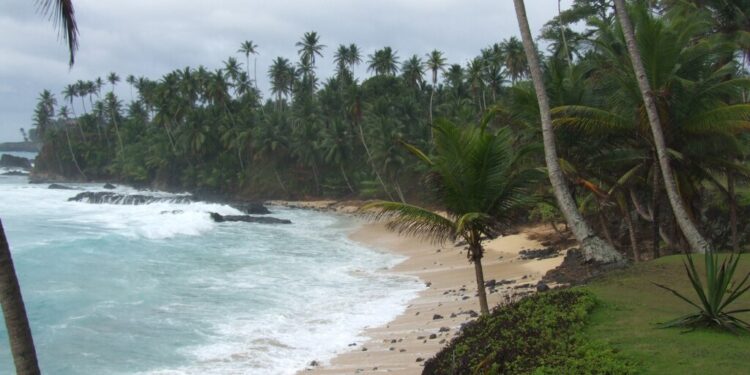 Ilha de São Tomé e Príncipe. Fonte: (Rui Almeida, CC BY 2.0, via Wikimedia Commons)