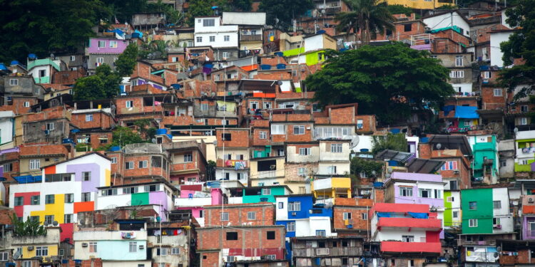 Bairro periférico, Rio de Janeiro - Créditos: depositphotos.com / Lindrik