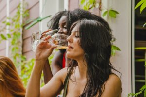 Álcool no carnaval: reveze com água para evitar desidratação! Imagem: FreePik