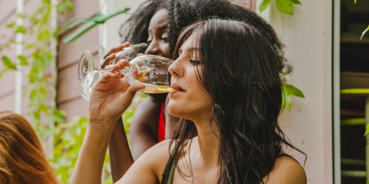 Álcool no carnaval: reveze com água para evitar desidratação! Imagem: FreePik