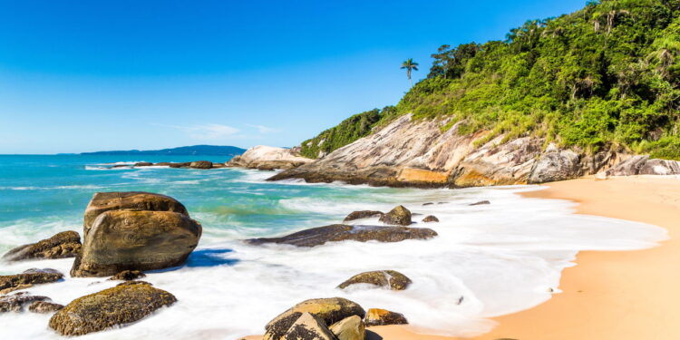 Relatório revela praias próprias para banho em Balneário Camboriú