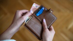 brasileiros-priorizaram-dividas-negativadas-com-bancos-e-cartoes-revela-pesquisa