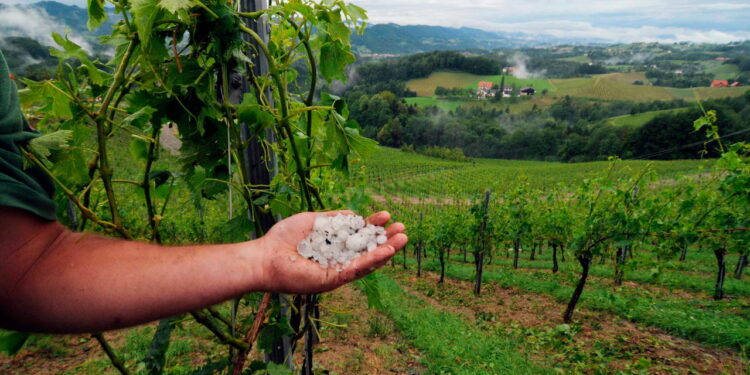 Tempestade com granizo e ventos fortes em Minas Gerais