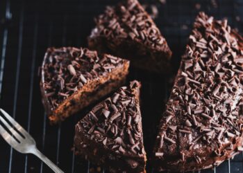 Como fazer bolo de chocolate na airfryer?