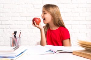 Onda de calor: é importante que as crianças se hidratem! Imagem: FreePik