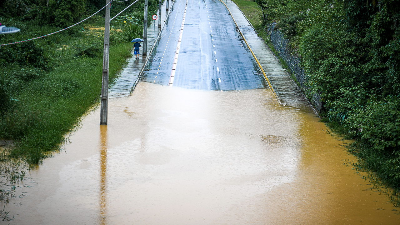 Tempestade com raios e ventos causa caos em cidades catarinenses