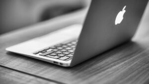 Os ataques a Macs estão aumentando! Hackers usam infostealers para roubar dados. Veja como evitar essa ameaça no seu dispositivo.