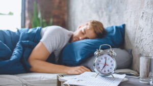 Dormir com o celular debaixo do travesseiro pode ser um grande risco