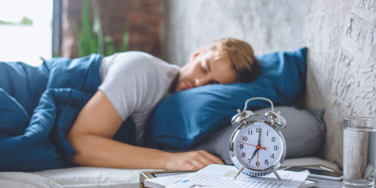 Dormir com o celular debaixo do travesseiro pode ser um grande risco