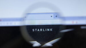 Tempestades solares aceleram quedas de satélites Starlink em 2025